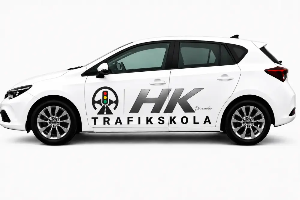 HK Trafikskolas skolbil med logotyp