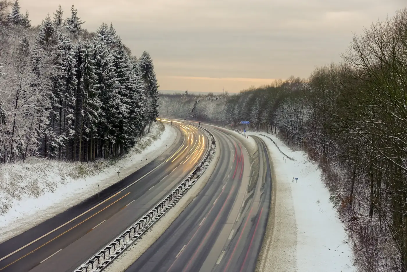 Vinterväg med trafikljus